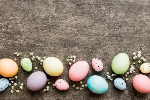Happy Easter composition. Easter eggs on colored table with gypsophila. Nat.. 스톡 사진