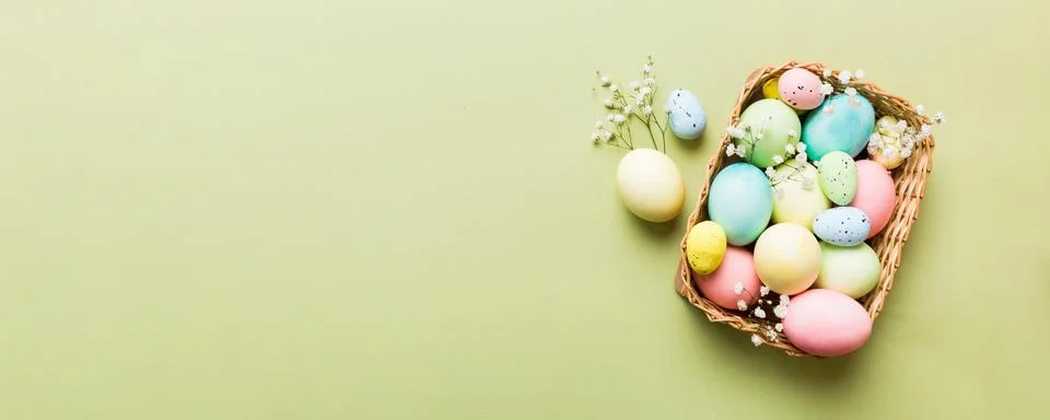 Happy Easter composition. Easter eggs in basket on colored table with gypso.. 写真素材