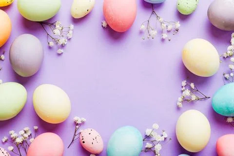 Happy Easter composition. Easter eggs on colored table with gypsophila. Natur Stock Photos