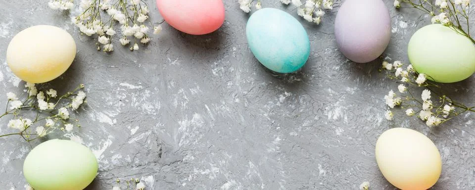 Happy Easter composition. Easter eggs on colored table with gypsophila. Nat.. 写真素材