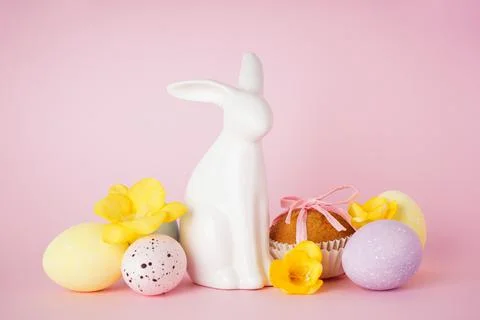Happy Easter concept. Easter cake, Easter bunny and eggs with flowers on a pi Foto stock