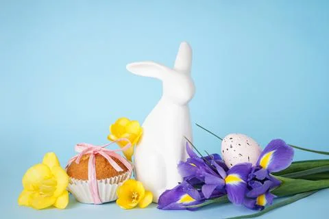 Happy Easter concept. Easter cake, Easter bunny and eggs with flowers on a bl Foto stock