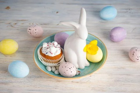 Happy Easter concept. Easter cake, Easter bunny and eggs with flower on a woo Foto stock
