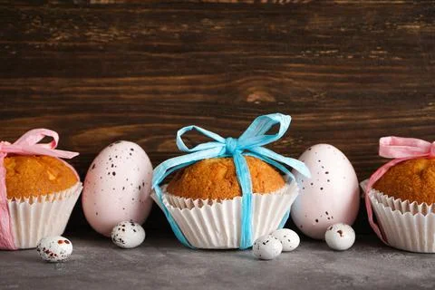 Happy Easter concept. Easter cupcakes and eggs on a wooden background, close- Foto stock