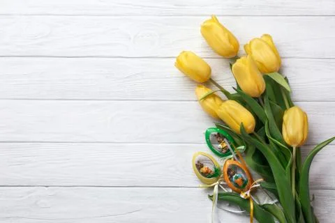 Happy Easter. Congratulatory easter background. Easter eggs and flowers. Foto stock