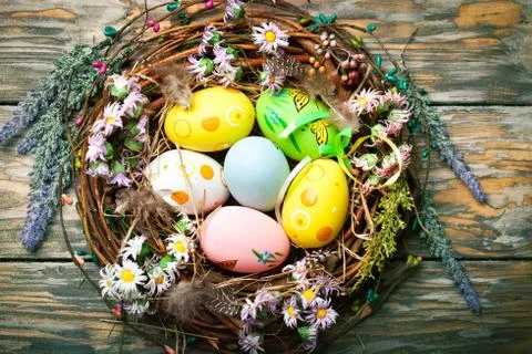 Happy Easter. Congratulatory easter background. Easter eggs and flowers. Sele Foto stock