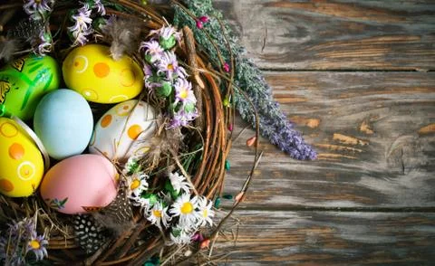 Happy Easter. Congratulatory easter background. Easter eggs and flowers. Back Foto stock