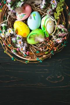 Happy Easter. Congratulatory easter background. Easter eggs and flowers. Back Foto stock