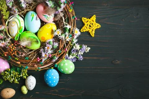 Happy Easter. Congratulatory easter background. Easter eggs and flowers. Back Foto stock