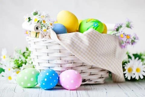 Happy Easter. Congratulatory easter background. Easter eggs and flowers. Back Foto stock