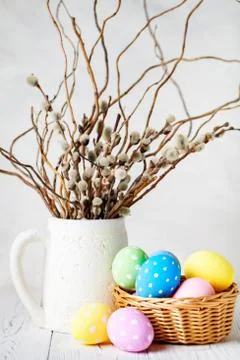 Happy Easter. Congratulatory easter background. Easter eggs and flowers. Back Foto stock
