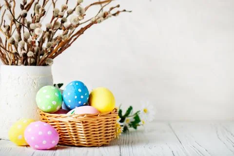 Happy Easter. Congratulatory easter background. Easter eggs and flowers. Back Foto stock