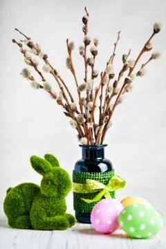 Happy Easter. Congratulatory easter background. Easter eggs and flowers. Back Foto stock