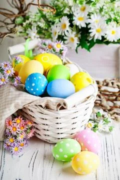 Happy Easter. Congratulatory easter background. Easter eggs and flowers. Back Foto stock