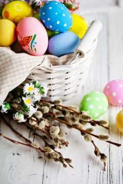Happy Easter. Congratulatory easter background. Easter eggs and flowers. Back Foto stock