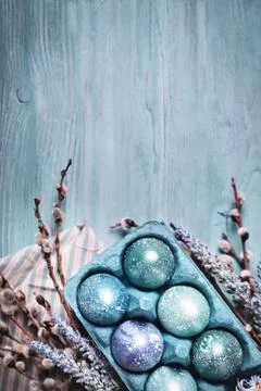 Happy Easter. Congratulatory easter background. Easter eggs and flowers. Back Foto stock