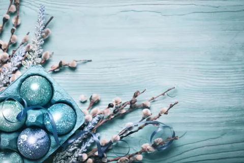 Happy Easter. Congratulatory easter background. Easter eggs and flowers. Back Foto stock