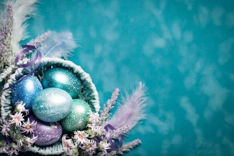 Happy Easter. Congratulatory easter background. Easter eggs and flowers. Back Foto stock