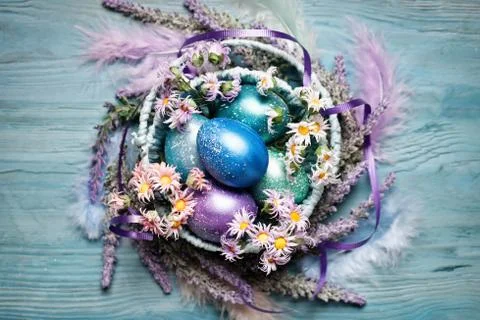 Happy Easter. Congratulatory easter background. Easter eggs and flowers. Back Foto stock