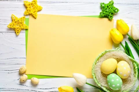 Happy Easter. Congratulatory easter background. Easter eggs and flowers. Back Foto stock