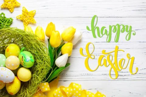 Happy Easter. Congratulatory easter background. Easter eggs and flowers. Sele Foto stock
