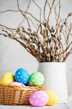 Happy Easter. Congratulatory easter background. Easter eggs and flowers. Back Foto stock