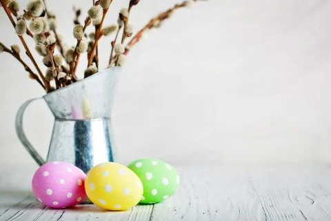 Happy Easter. Congratulatory easter background. Easter eggs and flowers. Back Foto stock