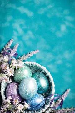 Happy Easter. Congratulatory easter background. Easter eggs and flowers. Back Foto stock