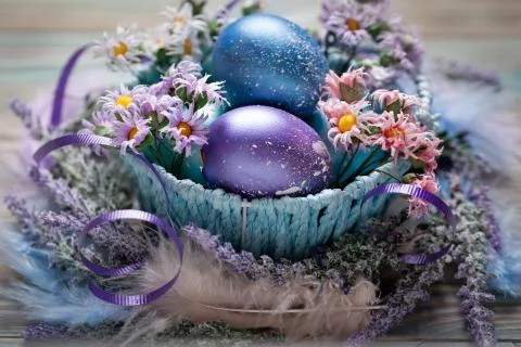 Happy Easter. Congratulatory easter background. Easter eggs and flowers. Back Foto stock