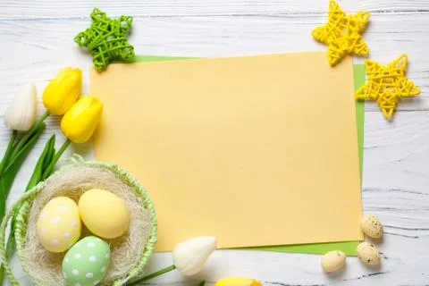 Happy Easter. Congratulatory easter background. Easter eggs and flowers. Back Foto stock