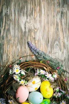Happy Easter. Congratulatory easter background. Easter eggs and flowers. Back Foto stock