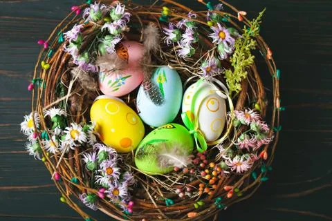 Happy Easter. Congratulatory easter background. Easter eggs and flowers. Back Foto stock