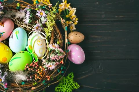 Happy Easter. Congratulatory easter background. Easter eggs and flowers. Back Foto stock