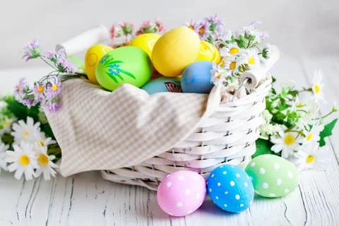 Happy Easter. Congratulatory easter background. Easter eggs and flowers. Back Foto stock