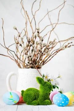 Happy Easter. Congratulatory easter background. Easter eggs and flowers. Back Foto stock