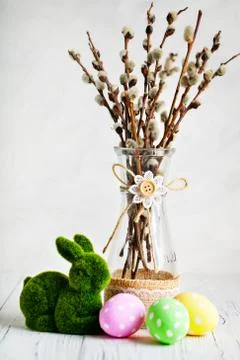 Happy Easter. Congratulatory easter background. Easter eggs and flowers. Back Foto stock