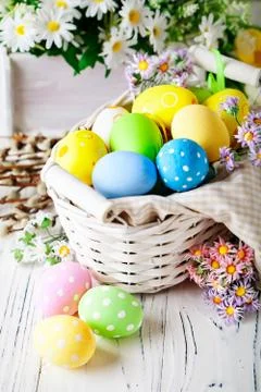 Happy Easter. Congratulatory easter background. Easter eggs and flowers. Back Foto stock