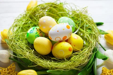 Happy Easter. Congratulatory easter background. Easter eggs and flowers. Back Foto stock