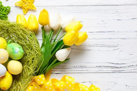 Happy Easter. Congratulatory easter background. Easter eggs and flowers. Back Foto stock