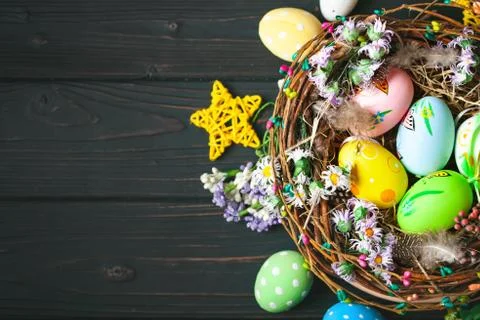 Happy Easter. Congratulatory easter background. Easter eggs and flowers. Back Foto stock