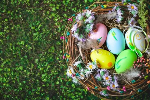 Happy Easter. Congratulatory easter background. Easter eggs and flowers. Back Foto stock