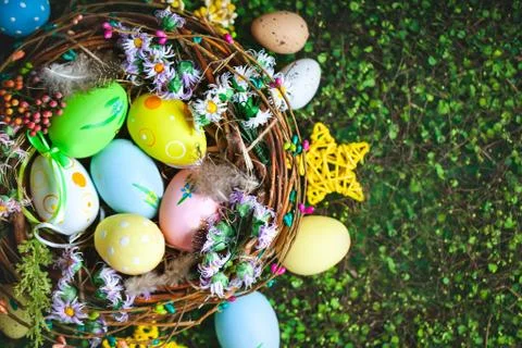 Happy Easter. Congratulatory easter background. Easter eggs and flowers. Back Foto stock
