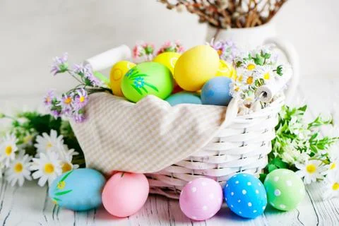 Happy Easter. Congratulatory easter background. Easter eggs and flowers. Back Foto stock