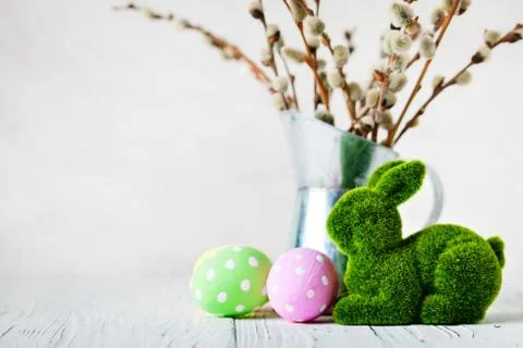Happy Easter. Congratulatory easter background. Easter eggs and flowers. Back Foto stock
