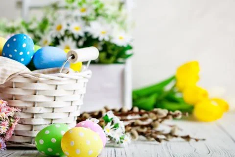 Happy Easter. Congratulatory easter background. Easter eggs and flowers. Back Foto stock