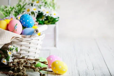 Happy Easter. Congratulatory easter background. Easter eggs and flowers. Back Foto stock