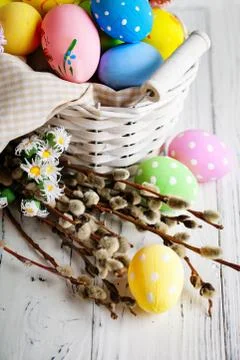 Happy Easter. Congratulatory easter background. Easter eggs and flowers. Back Foto stock