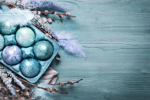 Happy Easter. Congratulatory easter background. Easter eggs and flowers. Back Foto stock