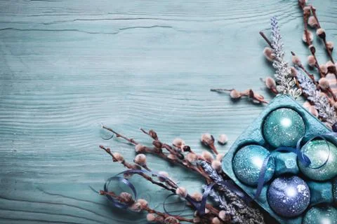 Happy Easter. Congratulatory easter background. Easter eggs and flowers. Back Foto stock