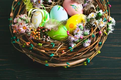 Happy Easter. Congratulatory easter background. Easter eggs and flowers. Back Foto stock